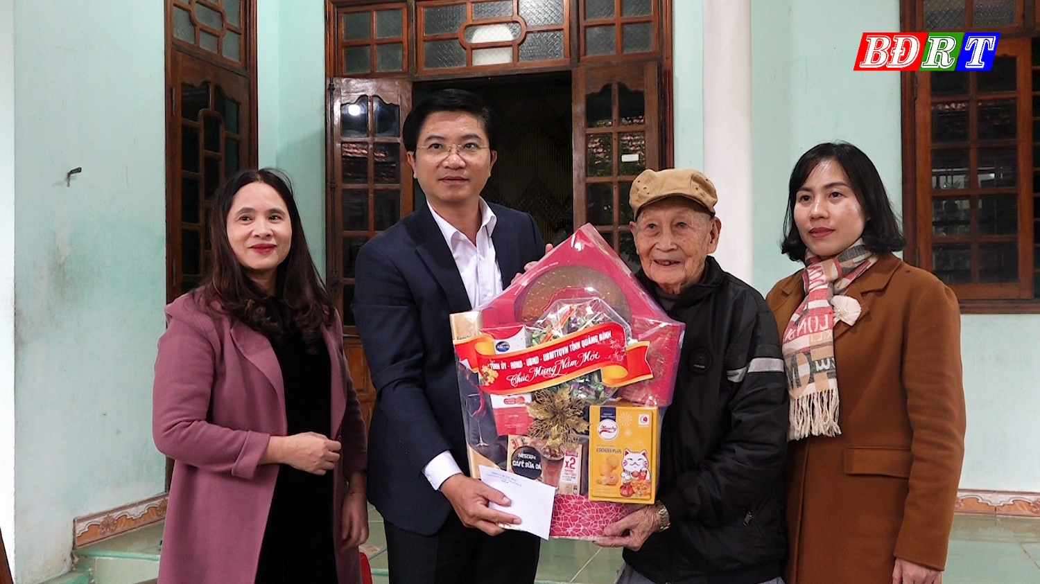Đồng chí Bí thư Thị ủy Ba Đồn thăm, tặng quà cho đảng viên Nguyễn Anh Hùng (xã Quảng Lộc).