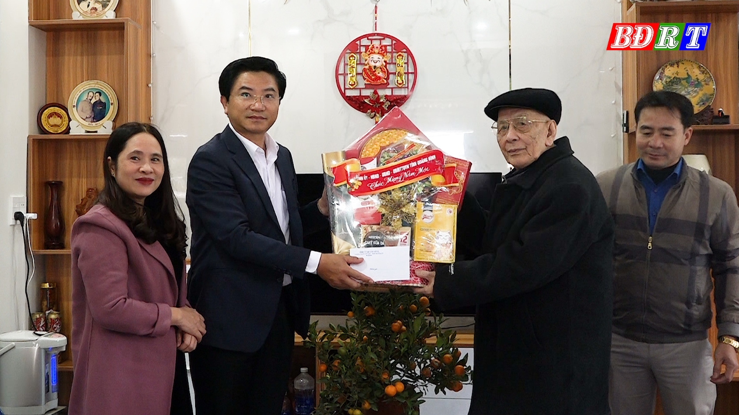 Đồng chí Bí thư Thị ủy Ba Đồn thăm, tặng quà cho đảng viên Nguyễn Văn Hiền, phường Quảng Phúc
