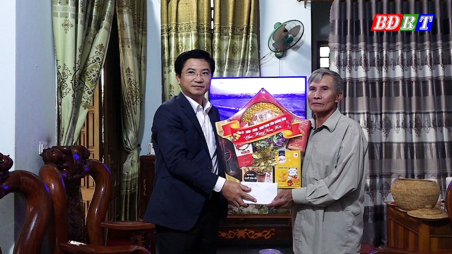 Đồng chí Bí thư Thị ủy Ba Đồn thăm và tặng quà cho gia đình đảng viên Nguyễn Thị Định, phường Quảng Phong