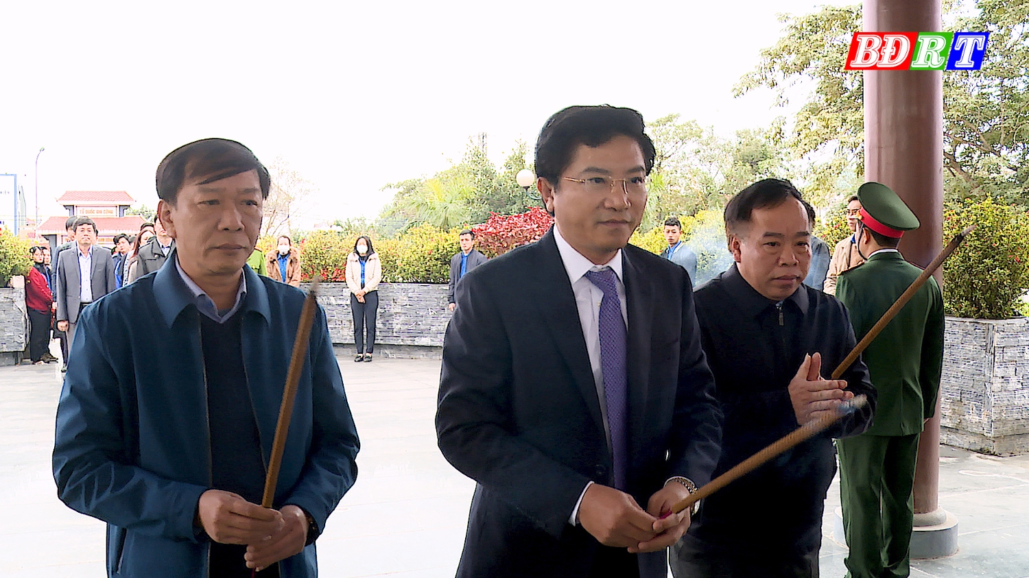 Đồng chí Bí thư Thị ủy Ba Đồn Trương An Ninh cùng các đồng chí lãnh đạo thị xã dâng hương tại Nhà bia tưởng niệm