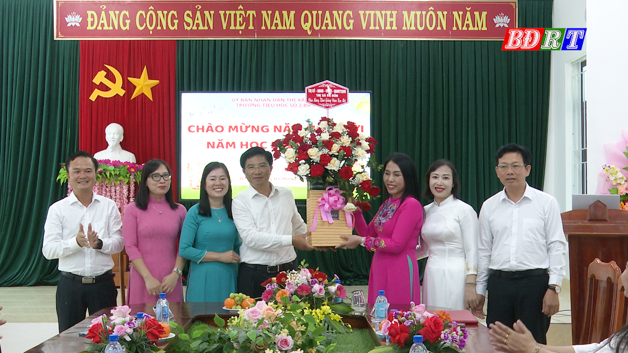 Đồng chí Bí thư Thị ủy Ba Đồn Trương An Ninh tặng hoa chúc mừng trường TH số 2 Ba Đồn