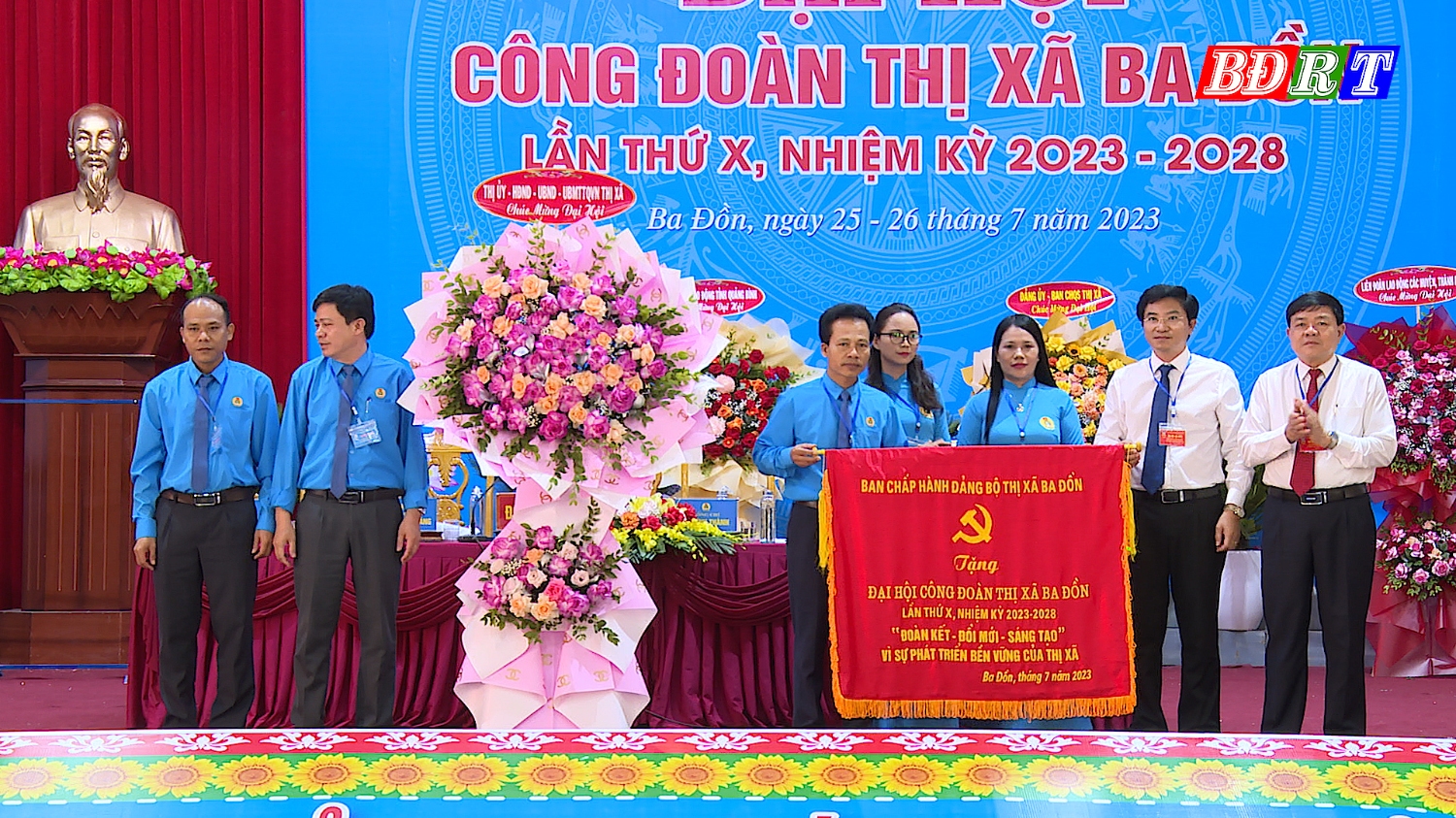 Đồng chí Bí thư Thị ủy Ba Đồn Trương An Ninh và đồng chí Chủ tịch UBND thị xã Đoàn Minh Thọ tặng bức trướng chúc mừng Đại hội