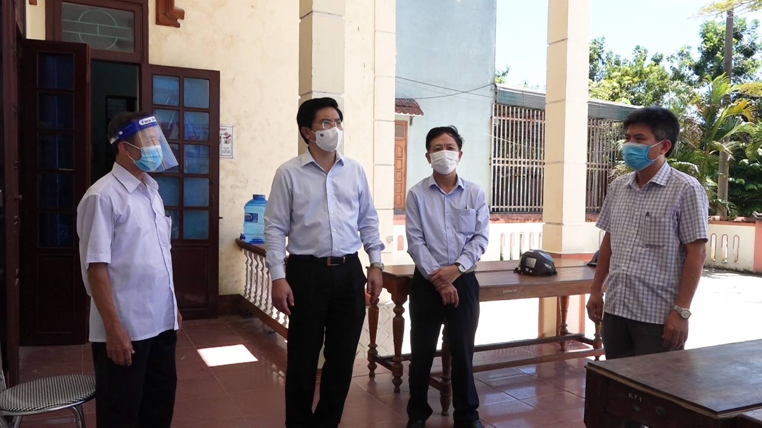Đồng chí Bí thư Thị ủy kiểm tra công tác lấy mẫu bệnh phẩm test nhanh sàng lọc tại KP 1, phường Ba Đồn