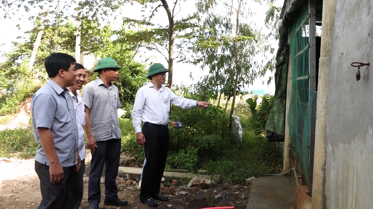 Đồng chí Bí thư Thị ủy kiểm tra mô hình nuôi lợn hữu cơ của ông Trương Thanh Tâm