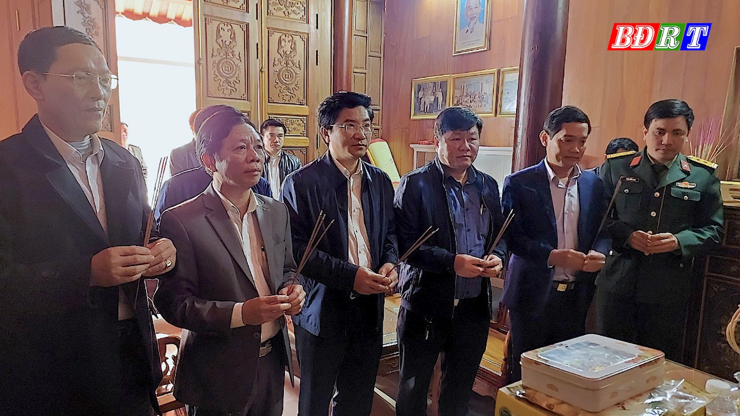 Đồng chí Bí thư Thị ủy Trương An Ninh cùng các đồng chí trong đoàn công tác dâng hương tại nhà lưu niệm của Trung tướng