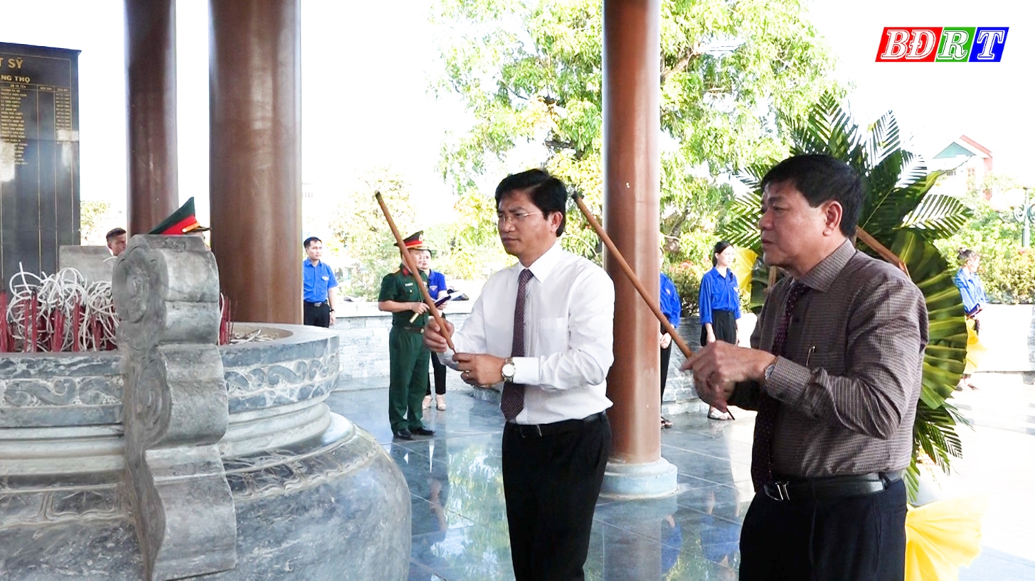 Đồng chí Bí thư Thị ủy Trương An Ninh và đồng chí Chủ tịch UBND thị xã Đoàn Minh Thọ dâng hương tại Nhà bia tưởng niệm