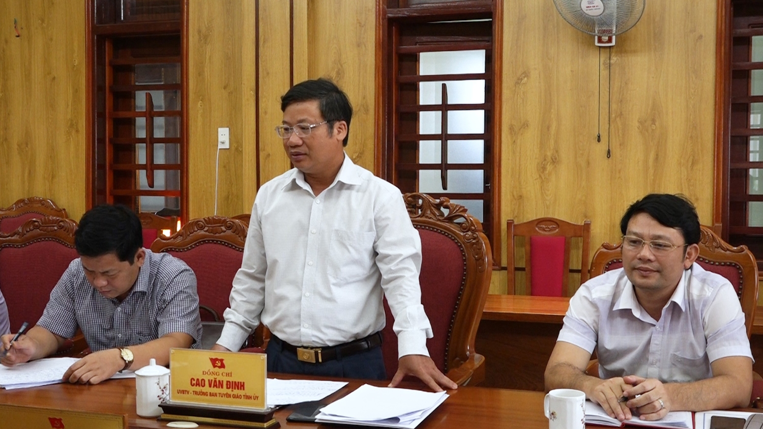 đồng chí Cao Văn Định UVTV Tỉnh ủy Trưởng Ban Tuyên giáo Tỉnh ủy phát biểu tại hội nghị