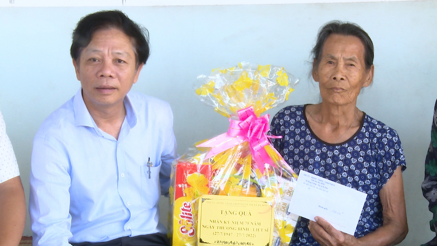 Đồng chí Trưởng Ban Tuyên giáo Thị ủy thăm, tặng quà gia đình bà Đinh Thị Như (Mẹ Liệt sỹ, Thôn Hợp Hòa, xã Quảng Hòa).