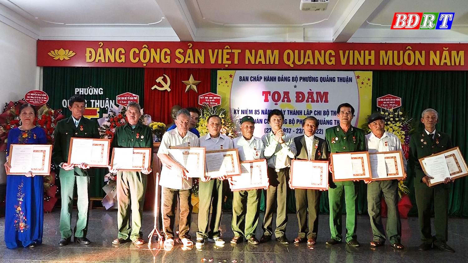 Đồng chí Cao Xuân Đức UVTV Trưởng ban Tuyên giáo Thị ủy trao huy hiệu Đảng cho các đảng viên từ 30 55 năm tuổi Đảng