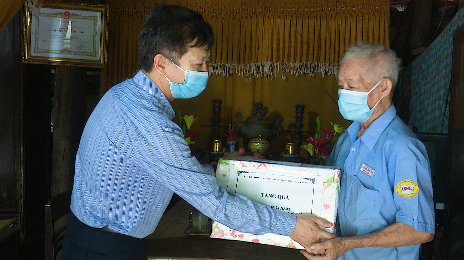 Đồng chí Cao Xuân Đức- UVTV, Trưởng ban Tuyên giáo Thị ủy thăm, tặng quà ông Trương Quang Dục – Tuất liệt sĩ, TDP Bến Chợ, phường Quảng Thuận.