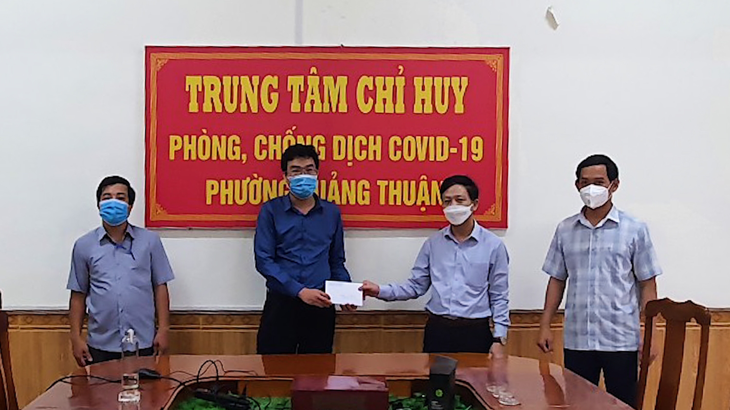 Đồng chí Cao Xuân Đức UVTV, Trưởng ban Tuyên giáo Thị ủy trao quà động viên tuyến đầu chống dịch tại phường Quảng Thuận