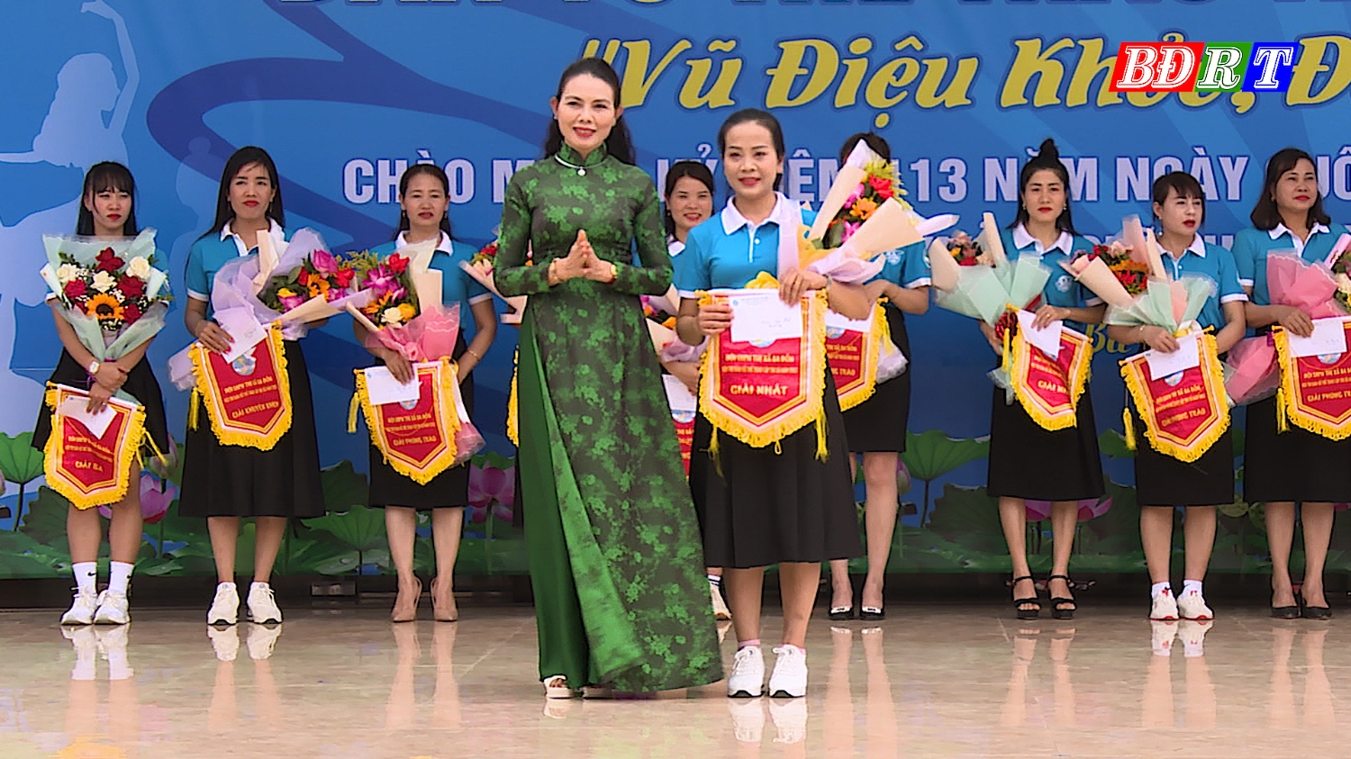 Đồng chí Châu Thị Định, Phó Chủ tịch Hội LHPN Tỉnh trao giải nhất cho đội xã Quảng Tân