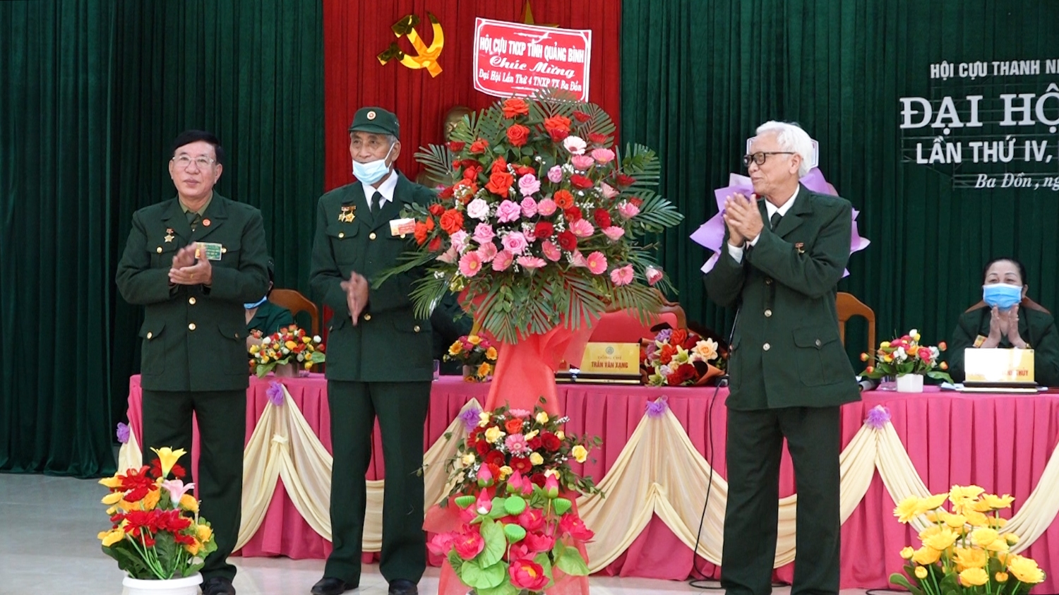 Đồng chí Chủ tịch Hội Cựu TNXP tỉnh Quảng Bình tặng hoa chúc mừng đại hội