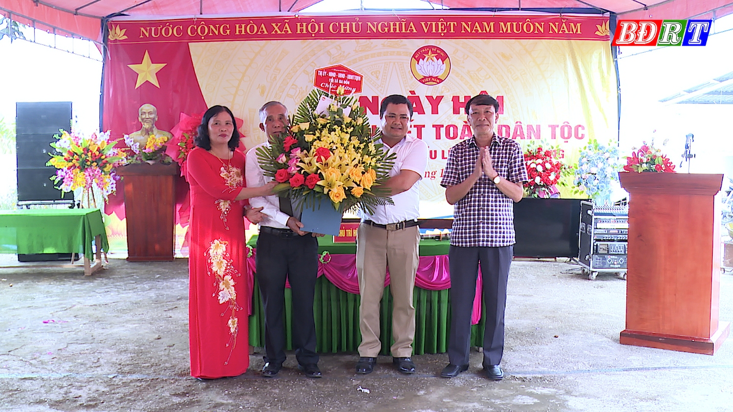 Đồng chí Chủ tịch UBMTTQVN thị xã tặng hoa cho Ban Công tác Mặt trận thôn Biểu Lệ