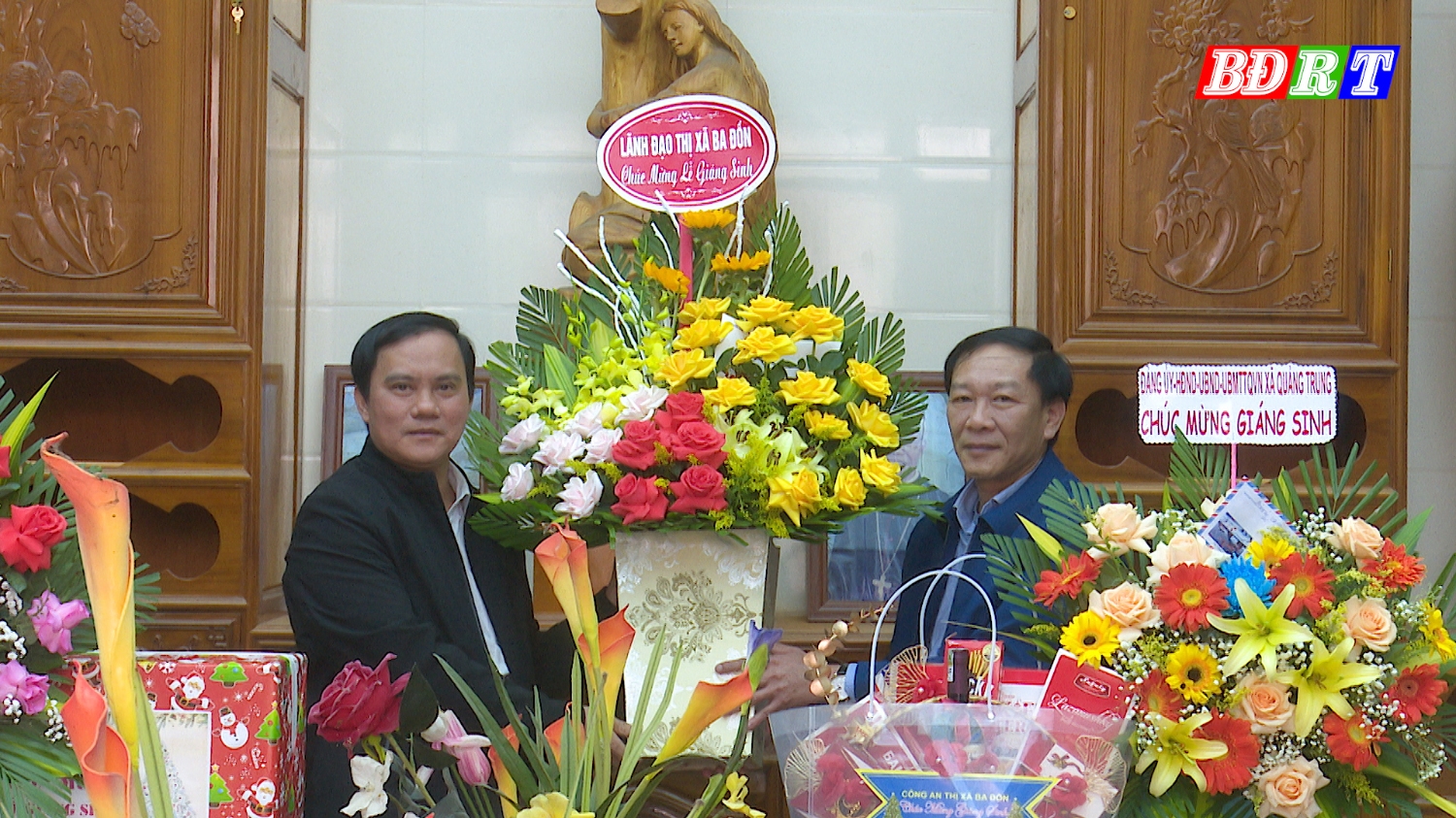 Đồng chí Chủ tịch UBMTTQVN thị xã thăm, tặng quà tại giáo xứ Liên Hòa.