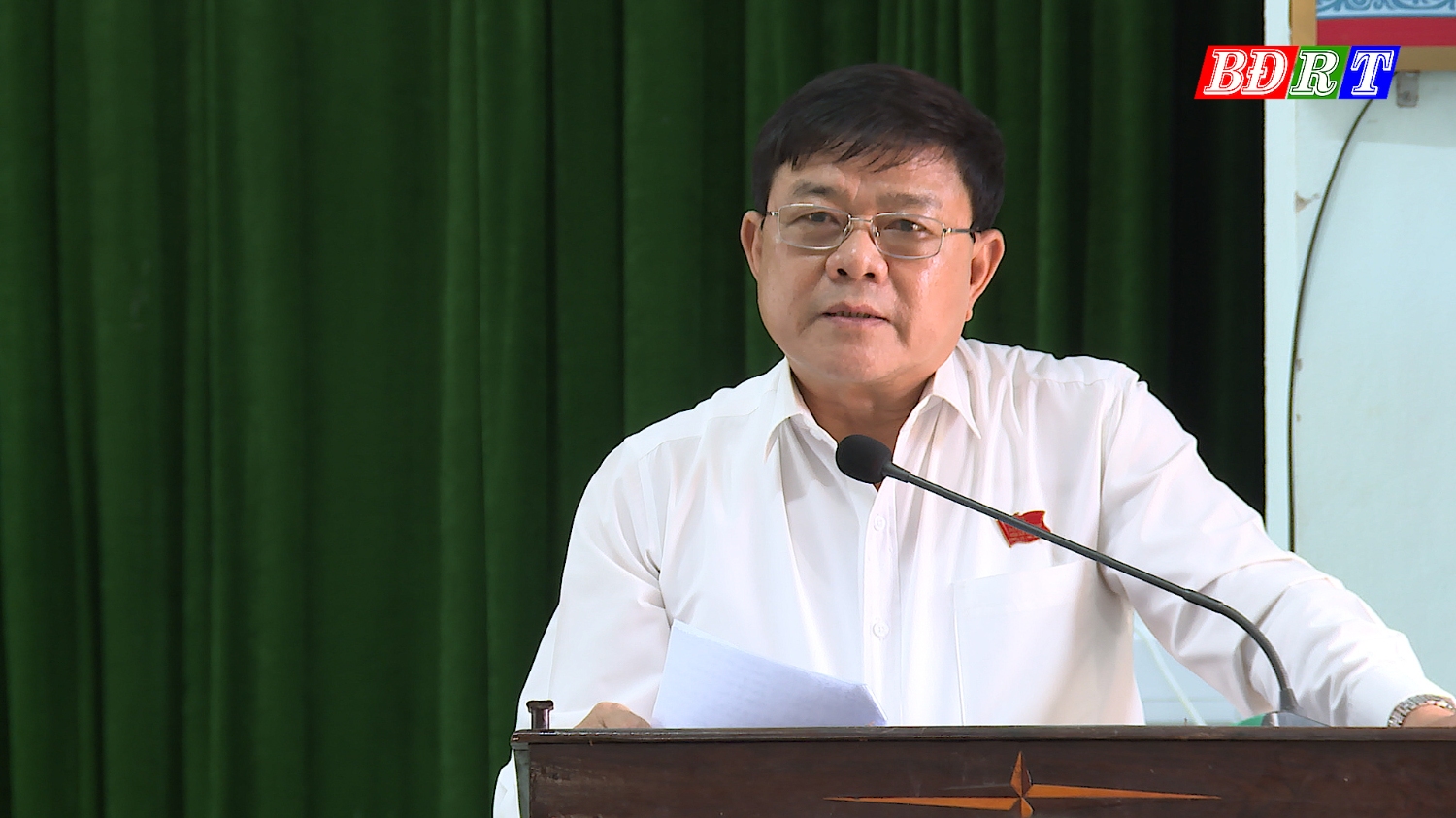 Đồng chí Chủ tịch UBND thị xã Ba Đồn Đoàn Minh Thọ trả lời một số ý kiến của cư tri