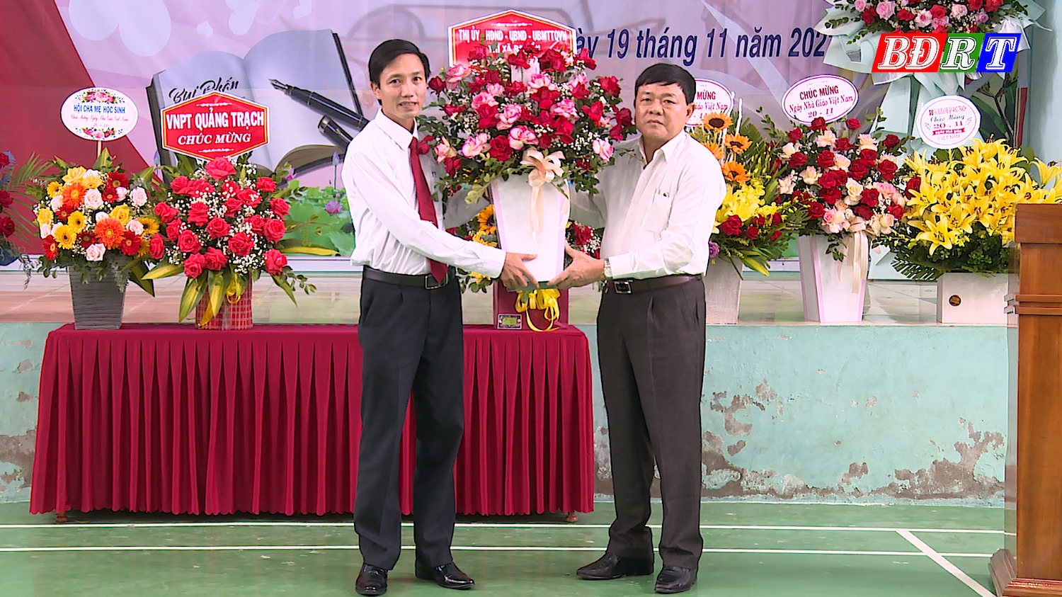 Đồng chí Chủ tịch UBND thị xã Ba Đồn tặng hoa chúc mừng trường THPT Lê Hồng Phong
