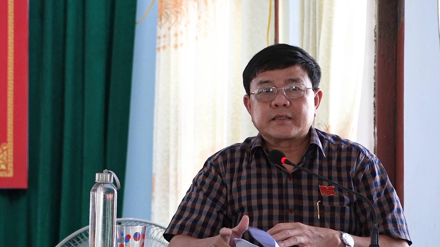 Đồng chí Chủ tịch UBND thị xã Đoàn Min h Thọ trả lời một số ý kiến của cư tri tại hội nghị