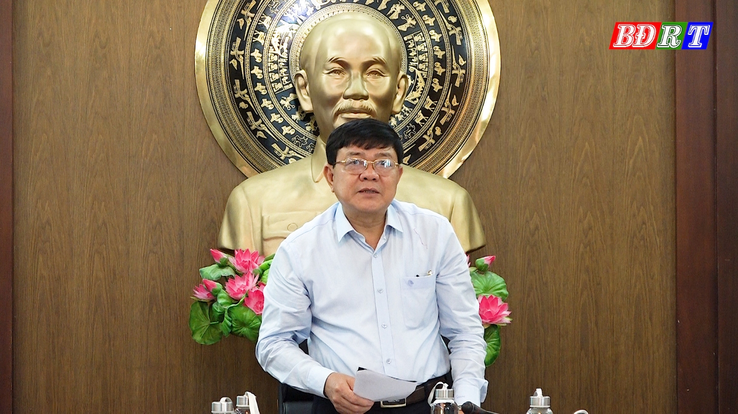 Đồng chí Chủ tịch UBND thị xã Đoàn Minh Thọ phát biểu tại cuộc họp