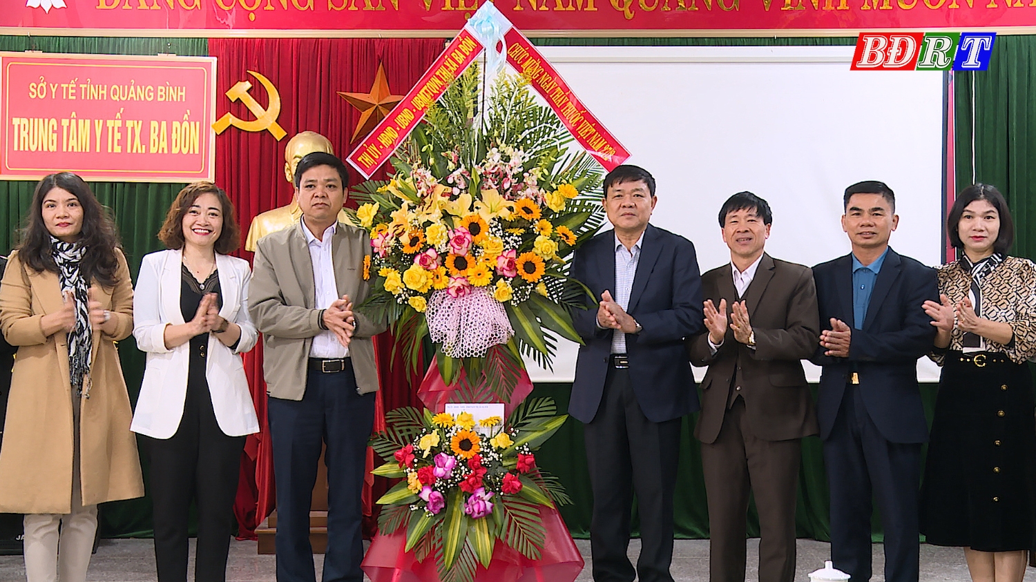 Đồng chí Chủ tịch UBND thị xã Đoàn Minh Thọ tặng hoa chúc mừng Trung tâm y tế thị xã Ba Đồn.