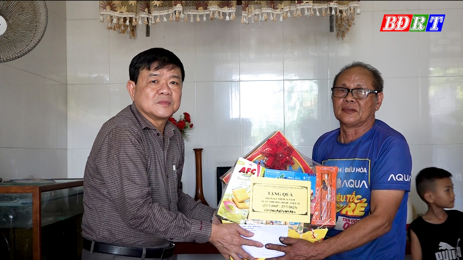 Đồng chí Chủ tịch UBND thị xã Đoàn Minh Thọ thăm và tặng quà cho ông Nguyễn Văn Búp (1)