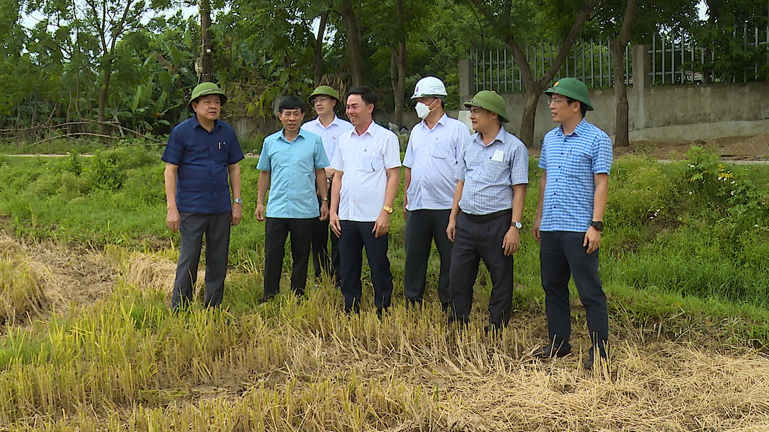 Đồng chí Chủ tịch UBND thị xã kiểm tra công tác GPMB dự án đường cao tốc Bắc – Nam tại xã Quảng Hải.