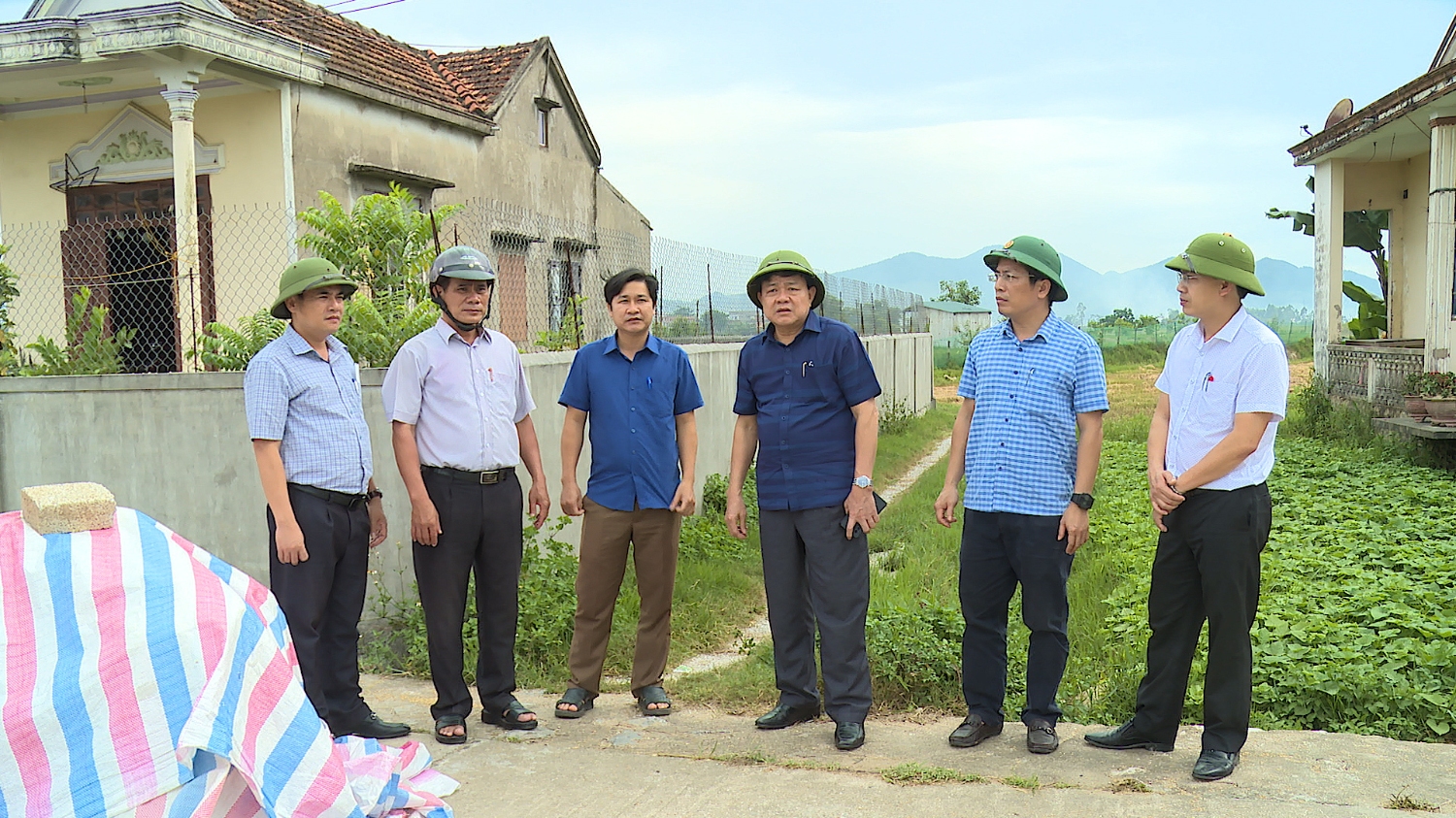 Đồng chí Chủ tịch UBND thị xã kiểm tra công tác GPMB dự án đường cao tốc Bắc – Nam tại xã Quảng Lộc