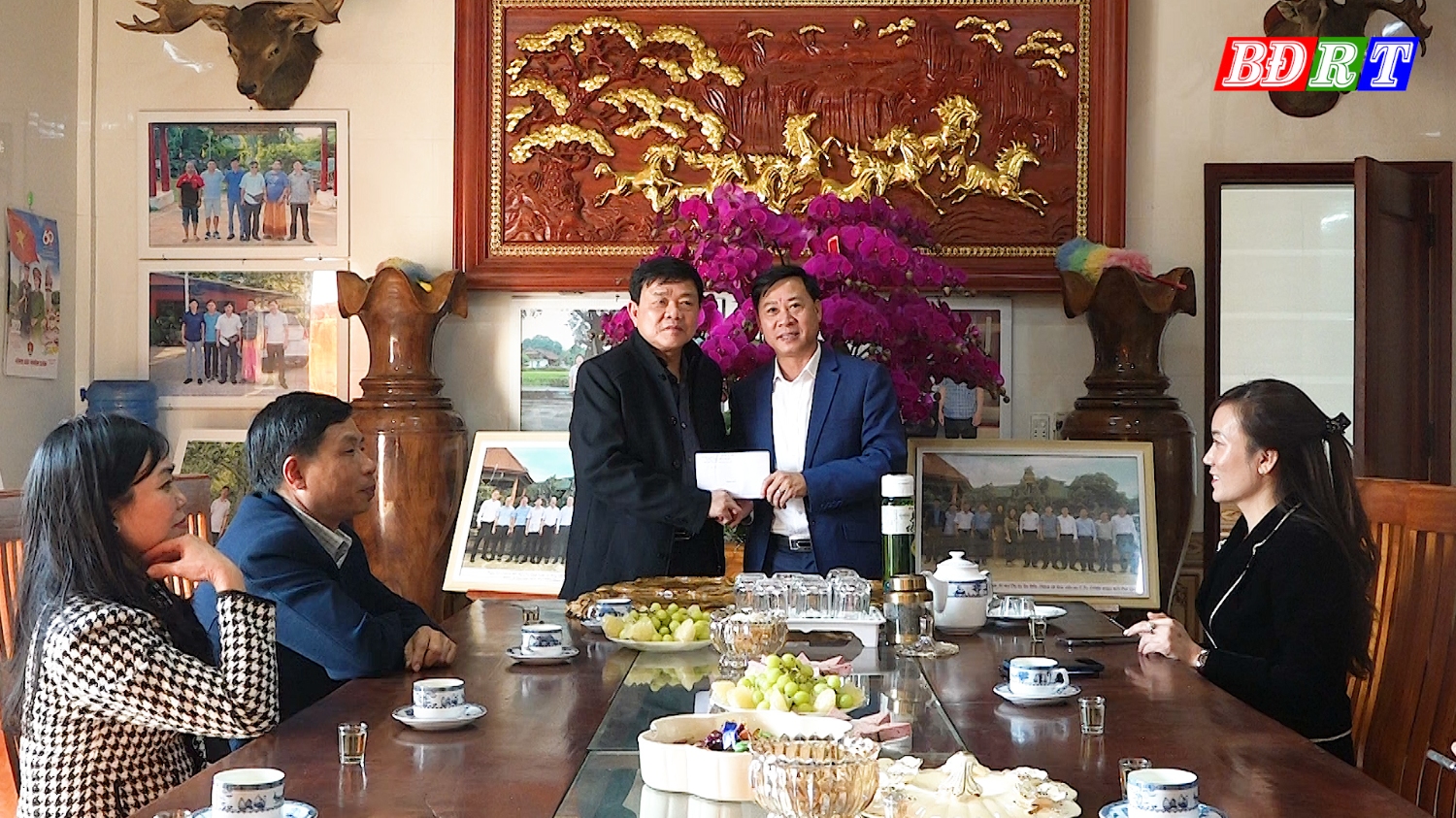 Đồng chí Chủ tịch UBND thị xã tặng quà nhân dịp đầu năm mới cho Công ty TNHH Đoàn Kết Phú Quý.