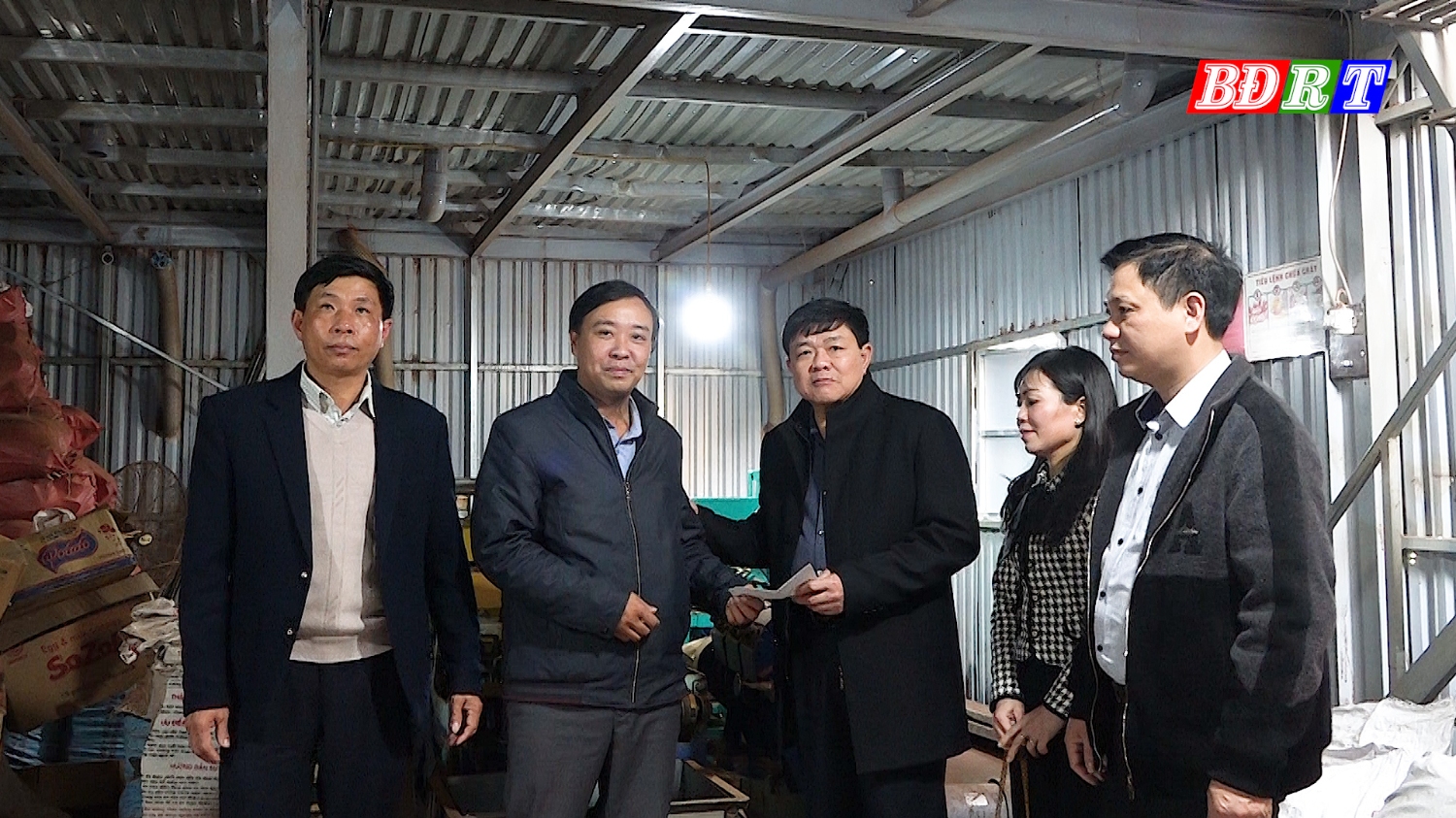 Đồng chí Chủ tịch UBND thị xã tặng quà nhân dịp đầu xuân năm mới cho HTX Đũa gỗ Quảng Thủy