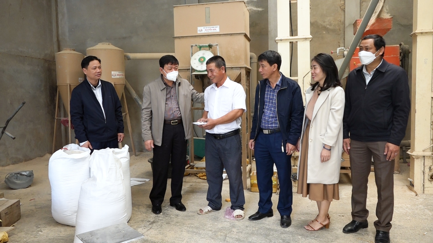 Đồng chí Chủ tịch UBND thị xã và đoàn công tác thăm tặng quà cho mô hình sản xuất gạo sạch của anh Nguyễn Thanh Hương ở xã Quảng Hòa