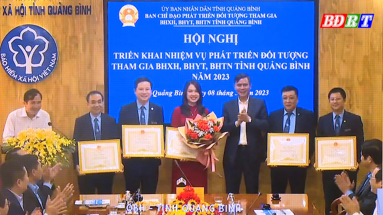 đồng chí Chủ tịch UBND tỉnh Trần Thắng đã tặng bằng khen cho 5 cá nhân thuộc BHXH tỉnh vì đã có thành tích xuất sắc trong công tác năm 2022