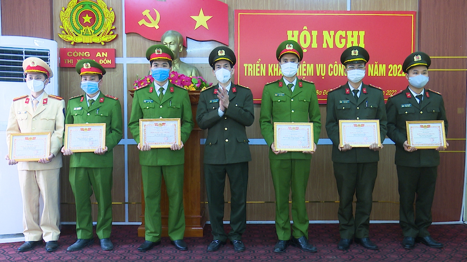 Đồng chí Đại tá Phan Đăng Tỉnh – Phó Giám đốc Công an tỉnh Quảng Bình rao thưởng cho các tập thể và cá nhân đạt thành tích trong công tác Công an năm 2021