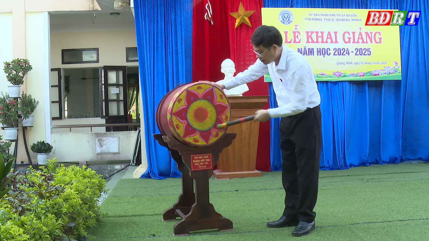 Đồng chí Đinh Thiếu Sơn Phó Bí thư Thị ủy Chủ tịch UBND thị xã Ba Đồn đánh trống khai giảng năm học mới