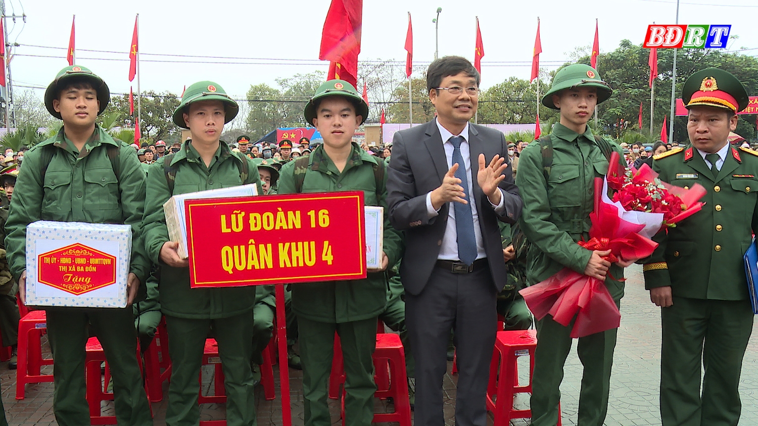 Đồng chí Đinh Thiếu Sơn Phó Bí thư Thị ủy chủ tịch UBND thị xã Chủ tịch Hội đồng nghĩa vụ quân sự thị xã tặng quà cho tân binh lên đường nhập ngũ