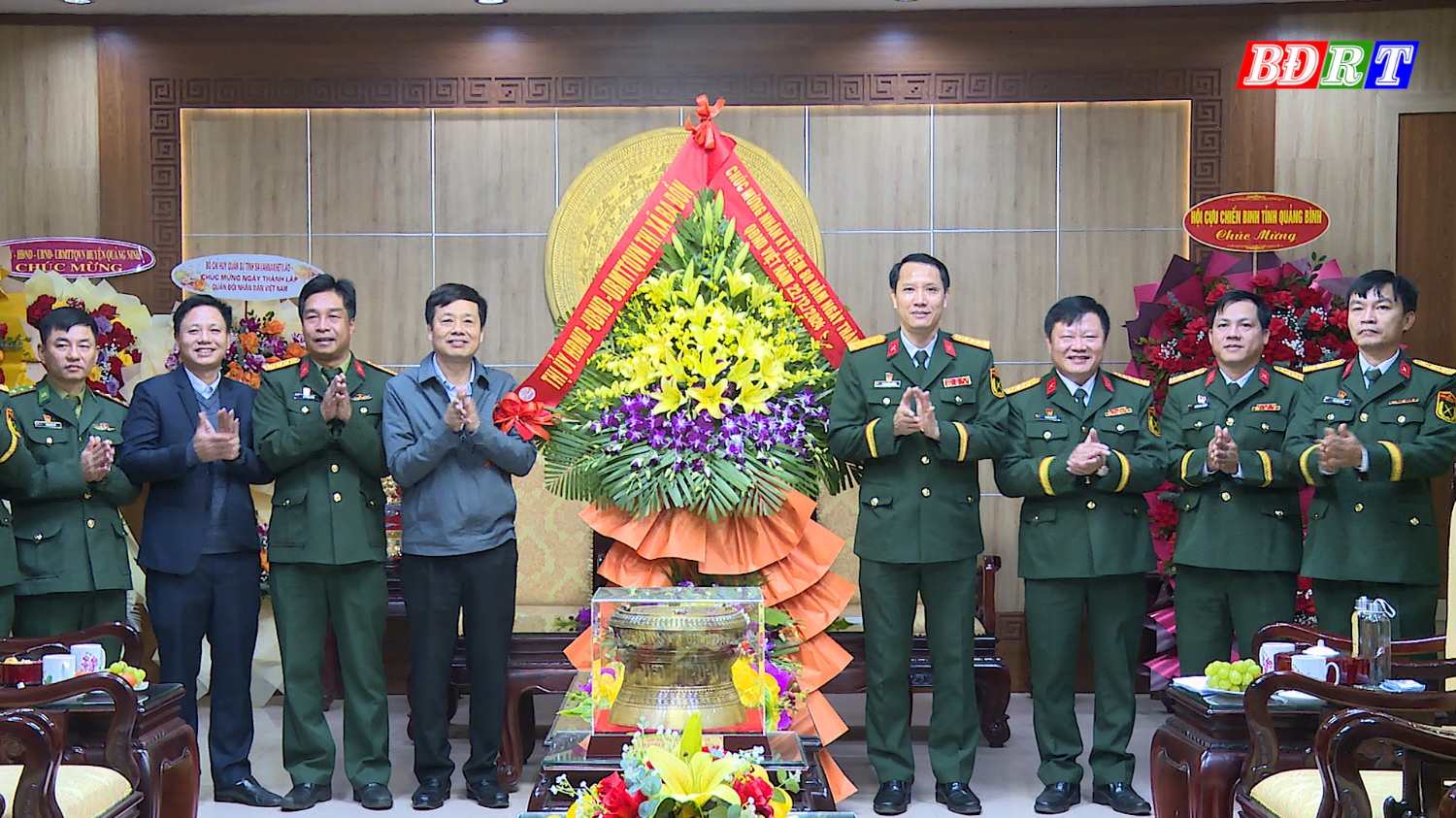 Đồng chí Đinh Thiếu Sơn Phó Bí thư Thị ủy Chủ tịch UBND thị xã chúc mừng Bộ CHQS tỉnh nhân kỷ niệm 80 năm ngày thành lập Quân đội nhân dân Việt Nam