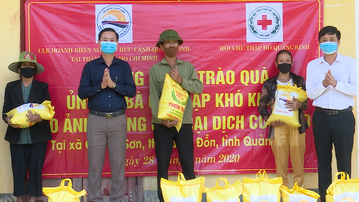Trao tặng 2 tấn gạo cho bà con nhân dân xã Quảng Sơn.