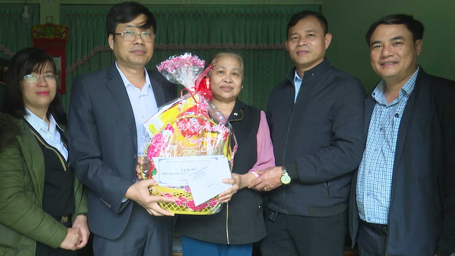 Đồng chí Đinh Thiếu Sơn- UVTV Thị ủy, Trưởng Ban Dân vận thăm, tặng quà gia đình bà Nguyễn Thị Thìn- CĐHH tại xã Quảng Trung.