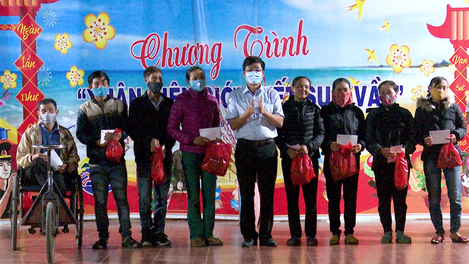 Đồng chí Đinh Thiếu Sơn, UVTV Thị uỷ, Trưởng ban Dân vận Thị uỷ Ba đồn tặng quà cho các gia đình có hoàn cảnh khó khăn