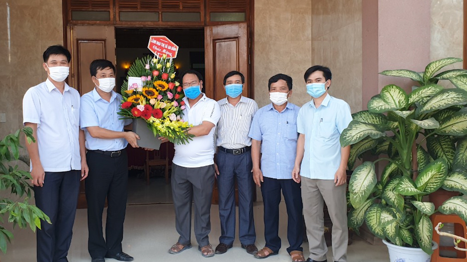 Đồng chí  Đinh Thiếu Sơn- UVTV, Trưởng ban Dân vận Thị ủy thăm giáo xứ Văn Phú, xã Quảng Văn.