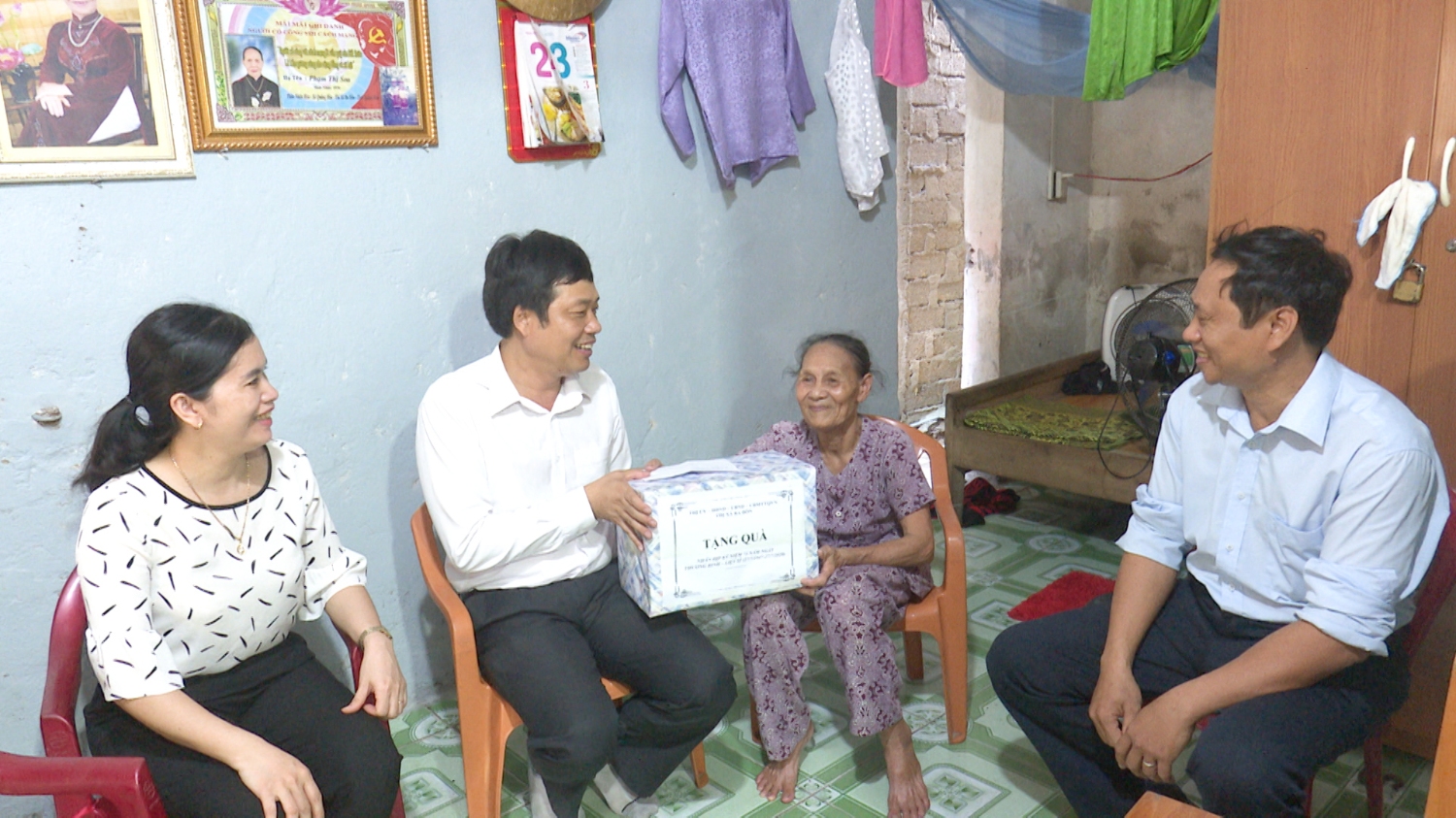 Đồng chí Đinh Thiếu Sơn – UVTV, Trưởng Ban Dân vận Thị ủy thăm, tặng quà các gia đình chính sách.