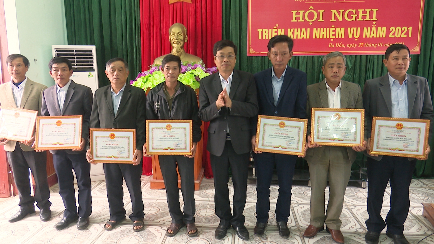 Đồng chí Đinh Thiếu Sơn UVTV, Trưởng Ban Dân vận Thị ủy trao giấy khen cho các đơn vị có thành tích xuất sắc