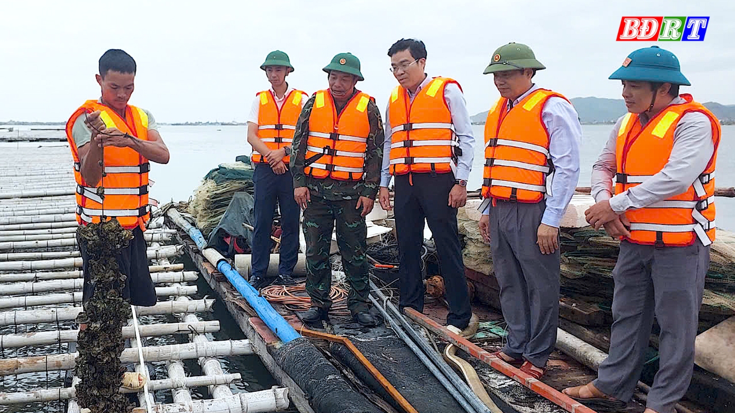 Đồng chí Chủ tịch UBND thị xã kiểm tra công tác ứng phó với ATNĐ của các hộ dân nuôi hàu tại phường Quảng Thuận.