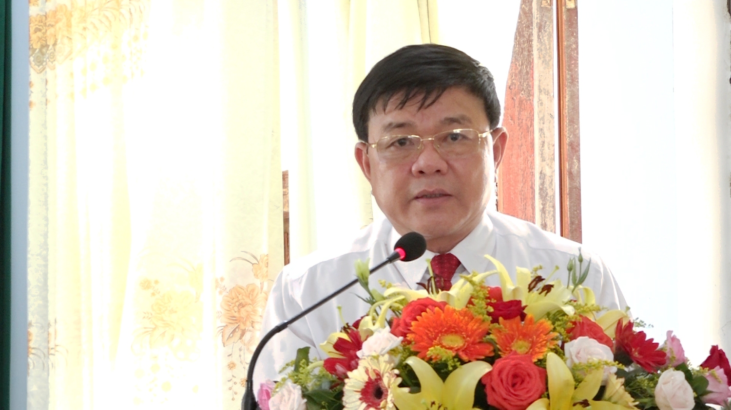 đồng chí Đoàn Minh Thọ Chủ tịch UBND thị xã phát biểu tại Đại hội Đảng bộ phường Quảng Thọ lần thứ XXV