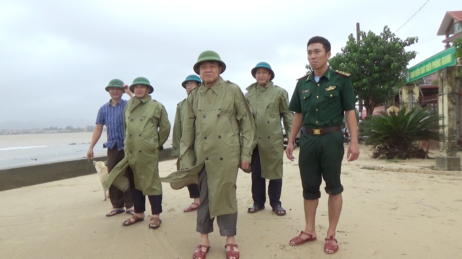 Đồng chí Đoàn Minh Thọ- Phó Bí thư thị ủy, Chủ tịch UBND thị xã kiểm tra tình hình mưa lũ tại Đồn biên phòng cửa khẩu Cảng Giang.