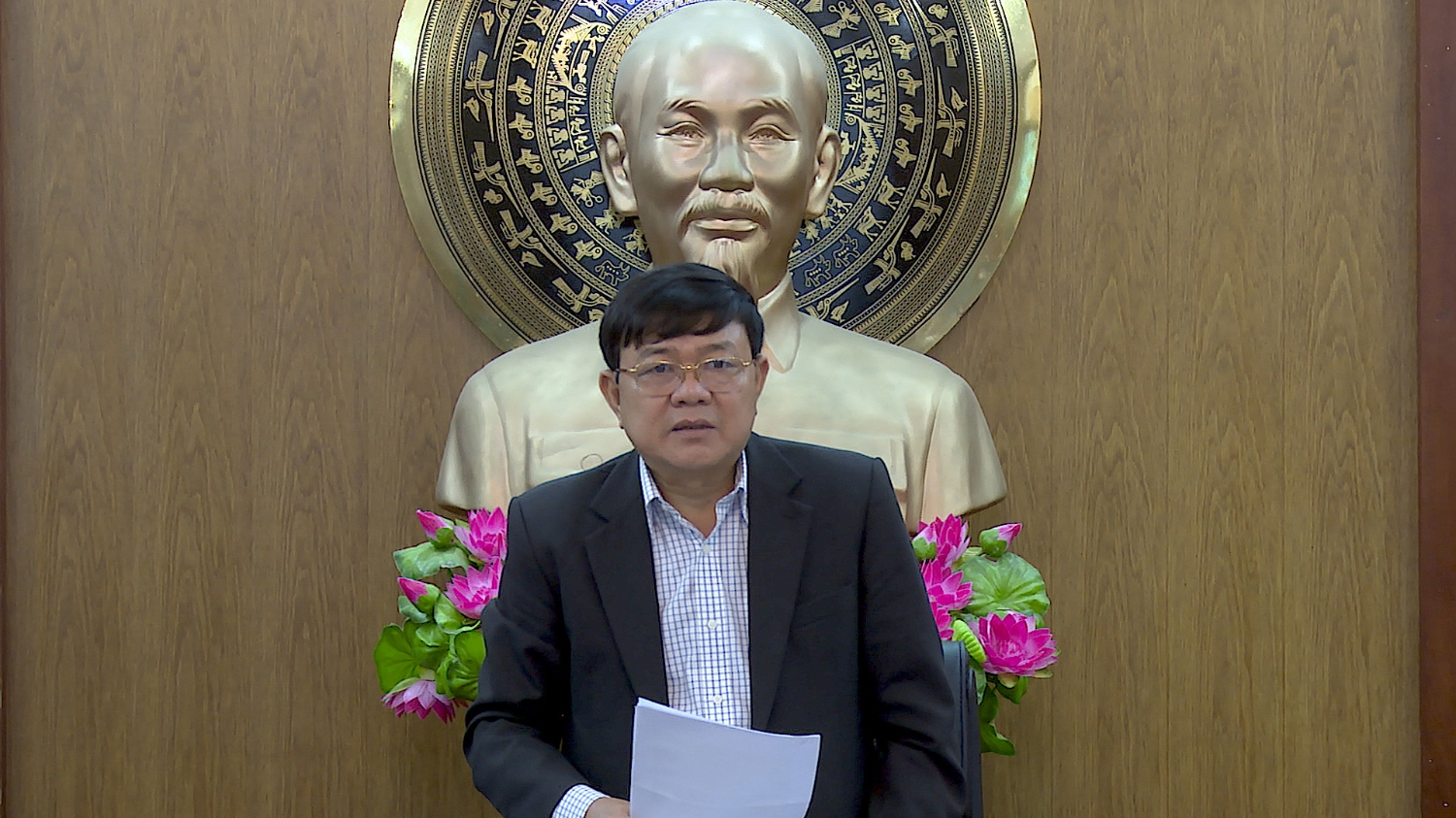 Đồng chí Đoàn Minh Thọ, PBT Thị ủy, Chủ tịch UBND thị xã phát biểu kết luận cuộc họp