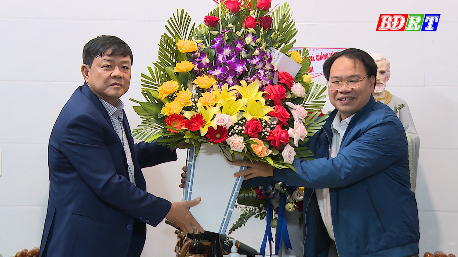 Đồng chí Đoàn Minh Thọ, PBT Thị ủy, Chủ tịch UBND thị xã thăm và tặng quà Giáo xứ Văn Phú, xã Quảng Văn