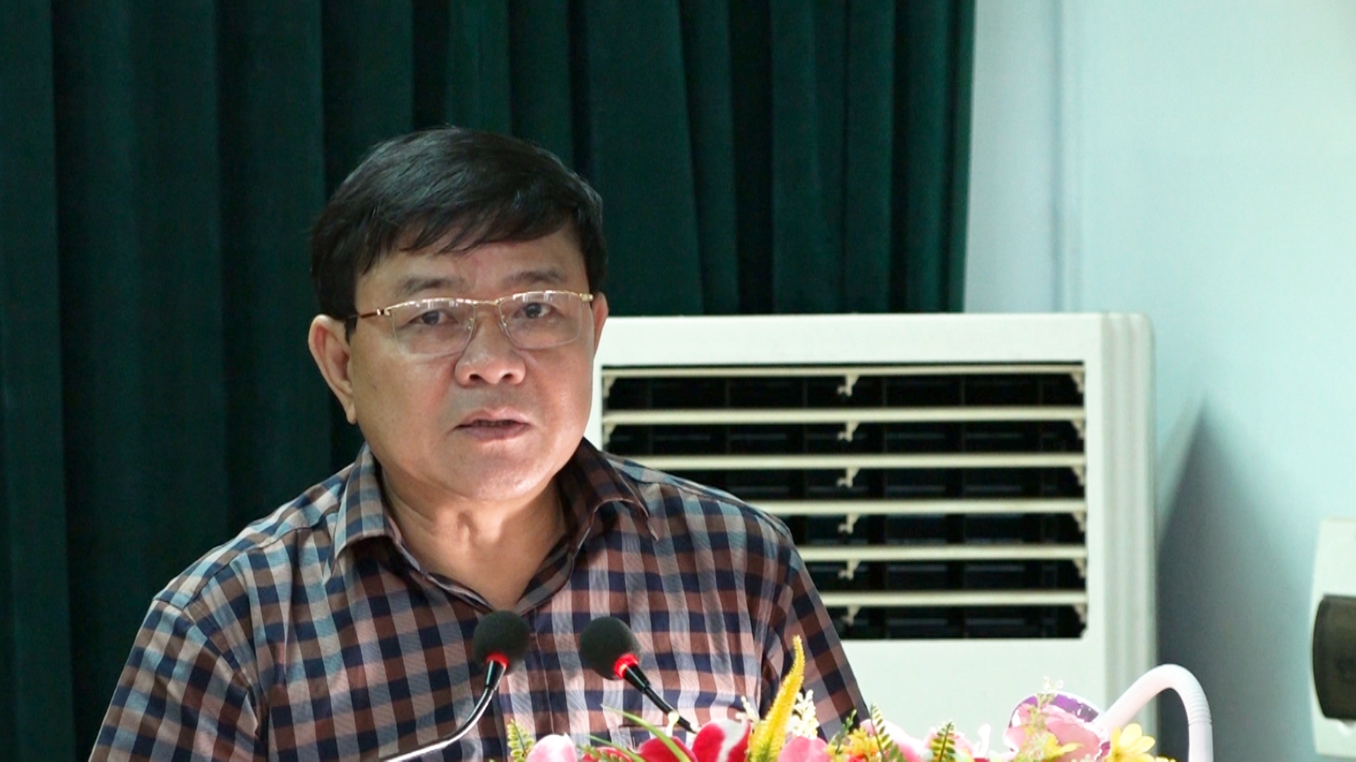 Đồng chí Đoàn Minh Thọ- PBT Thị ủy, Chủ tịch UBND thị xã phát biểu tại hội nghị.