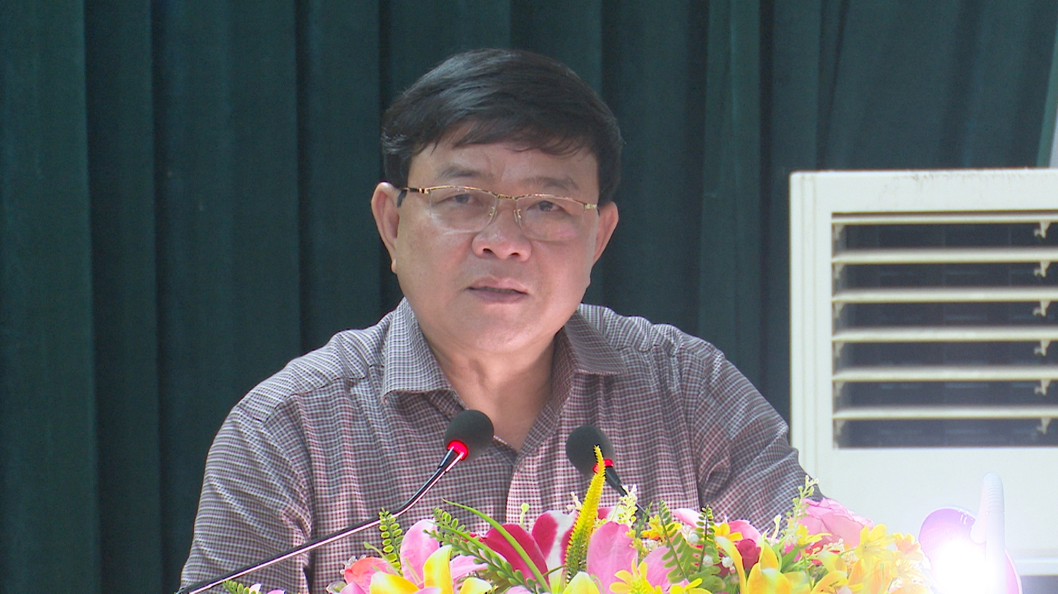 Đồng chí Đoàn Minh Thọ phát biểu kết luận tại hội nghị xét duyệt 2 xã Quảng Minh và Quảng Sơn đạt chuẩn Nông thôn mới