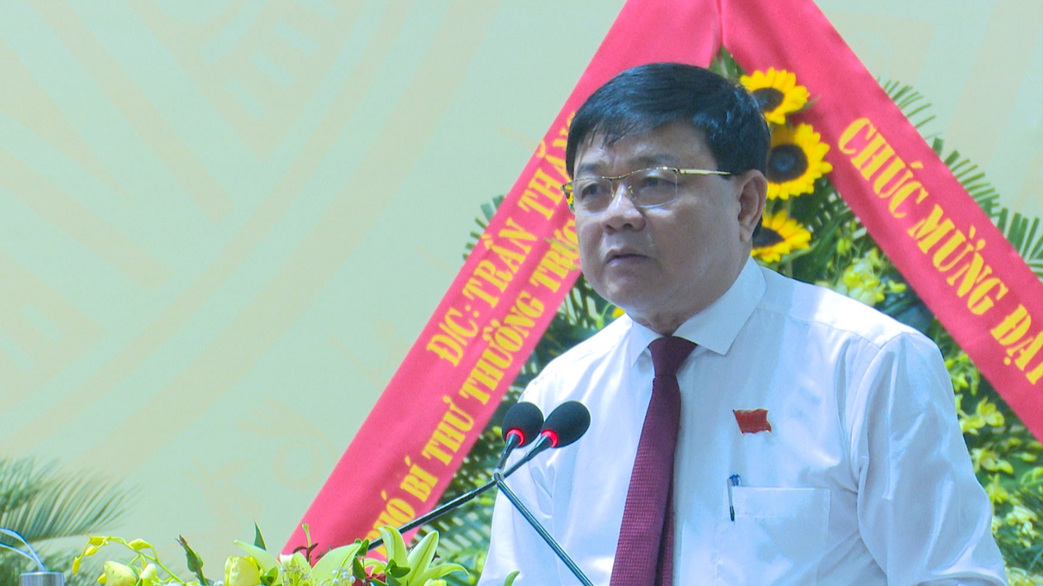 Đồng chí Đoàn Minh Thọ phát biểu tại đại hội Đảng bộ thị xã lần thứ XXV