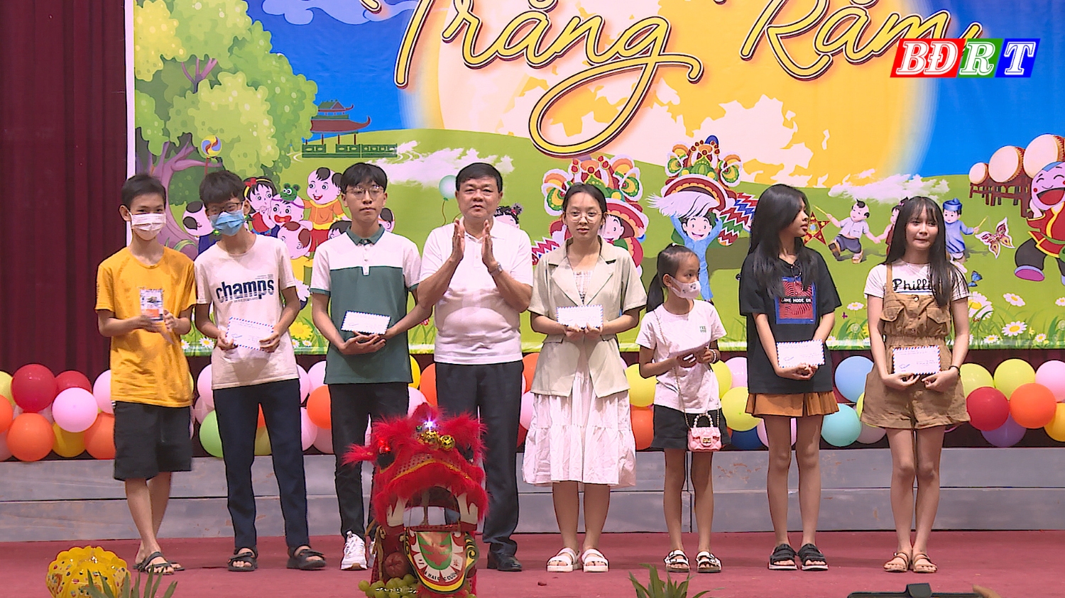 Đồng chí Đoàn Minh Thọ, Phó Bí thư Thị ủy, Chủ tịch UBND thị xã Ba Đồn trao quà cho các cháu có thành tích tốt trong học tập